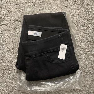 Old Navy size 6 Jeggings black. NWT adjustable waistband
